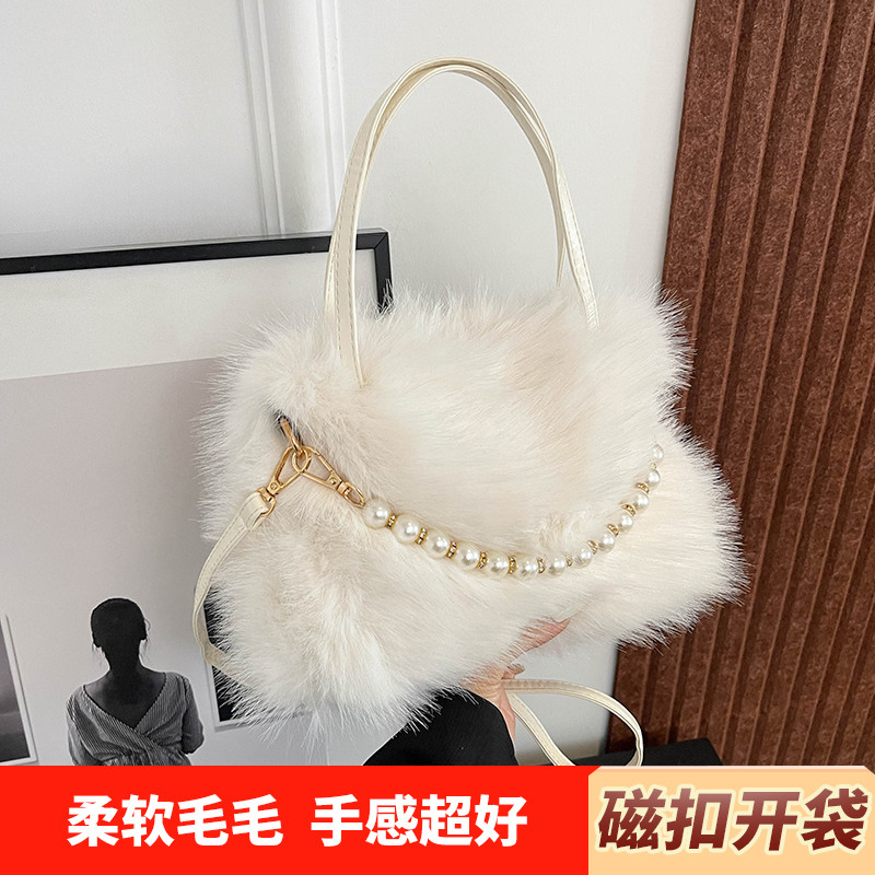 毛绒包斜挎包毛毛包2025新款秋冬外出绒面硬底甜美小包毛绒手提包