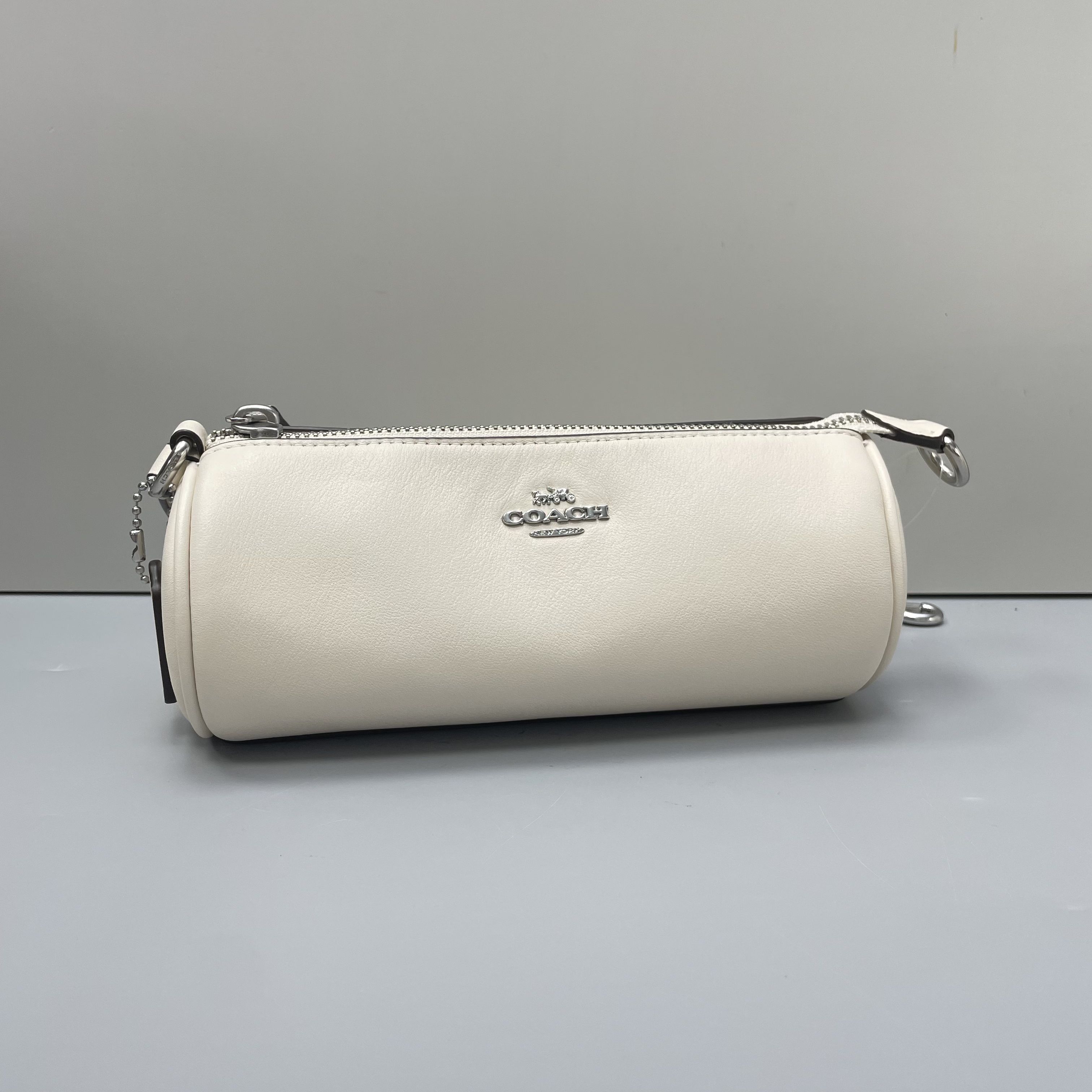95新 COACH/蔻驰 白色巴比龙圆筒斜挎包19x10x4cmL102014