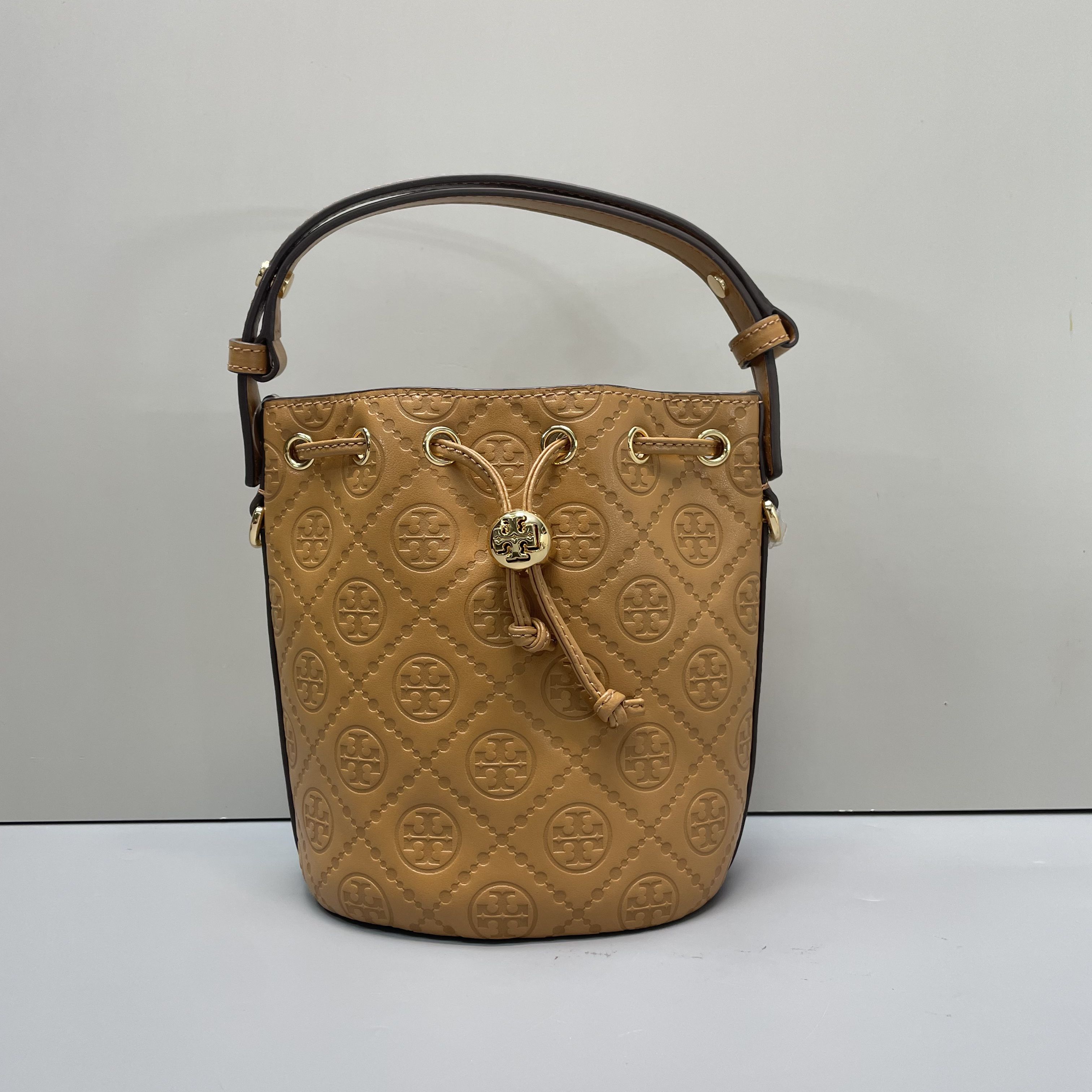 99新 TORY BURCH/汤丽柏琦  小林/T系列棕色小水桶包16*18*12cm