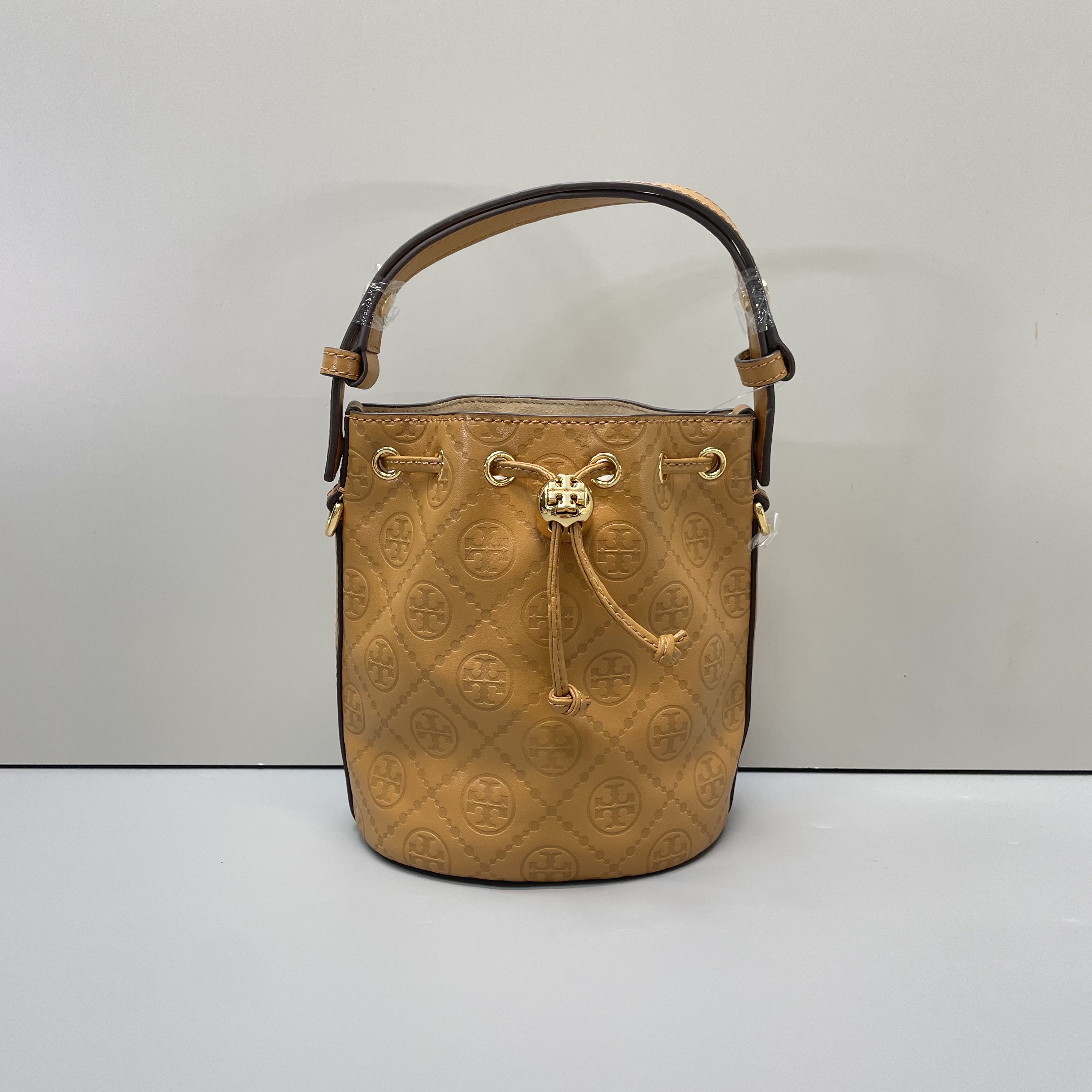 99新 TORY BURCH/汤丽柏琦 棕色压纹水桶包14x18x11cmL100310