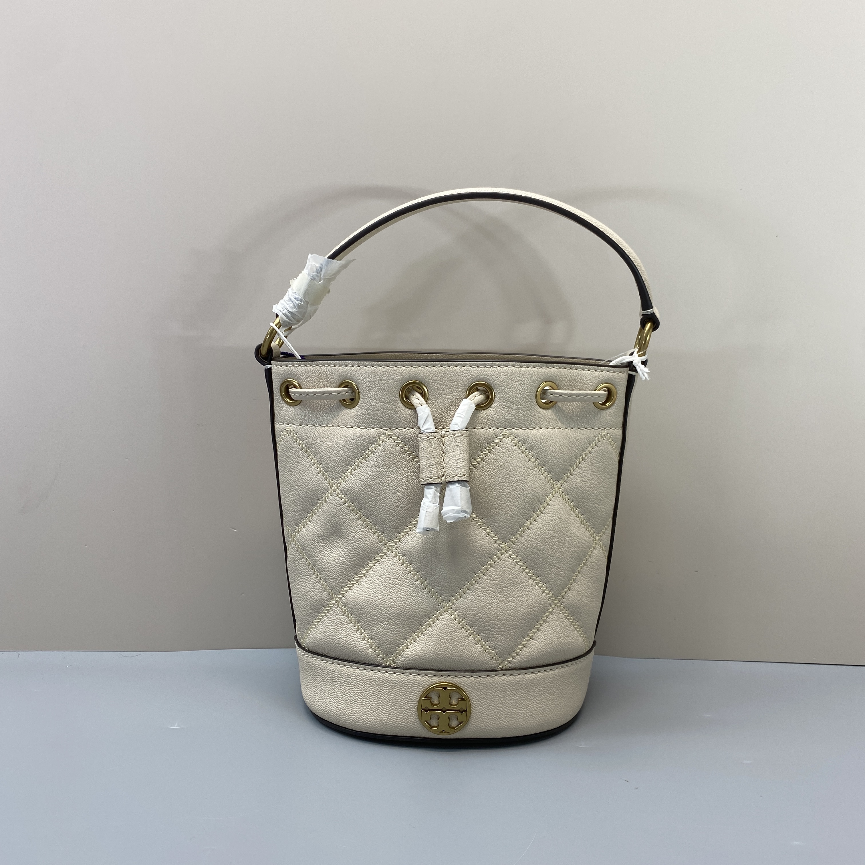 99新 TORY BURCH/汤丽柏琦 白色小水桶包14*17*10cmM020815