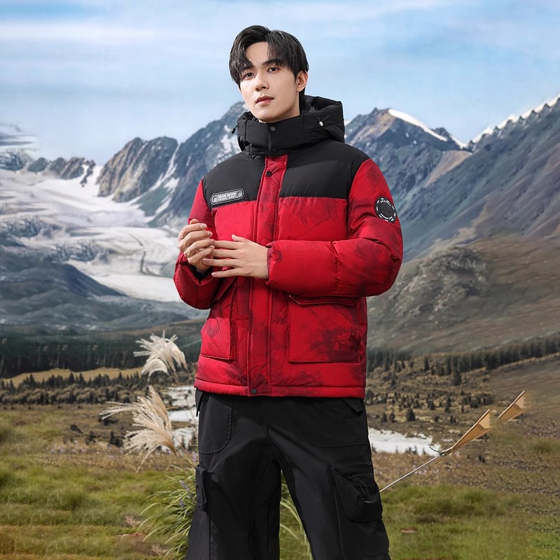 雪中飞羽绒服男士短款2025秋冬新款可脱卸帽时尚拼接红色本命年