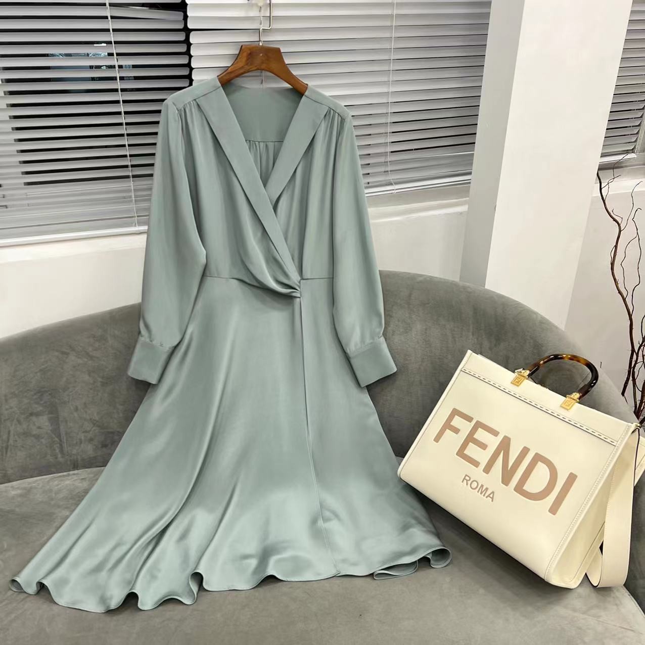 【花滿林】时尚V领腰部捏褶重磅桑蚕丝气质连衣裙5831