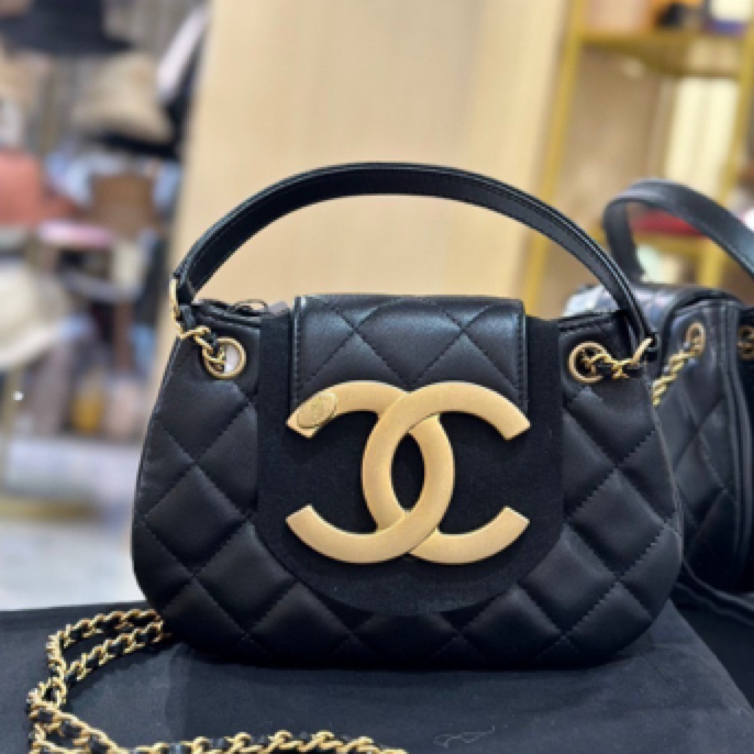 99新 Chanel/香奈儿 黑金大logo复古邮差包 