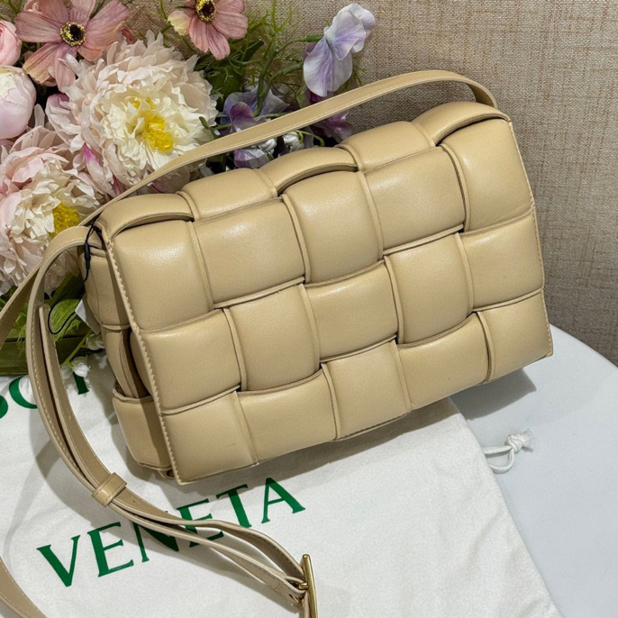 95新 BOTTEGA VENETA/葆蝶家 货号2417586 木薯色编织枕头包