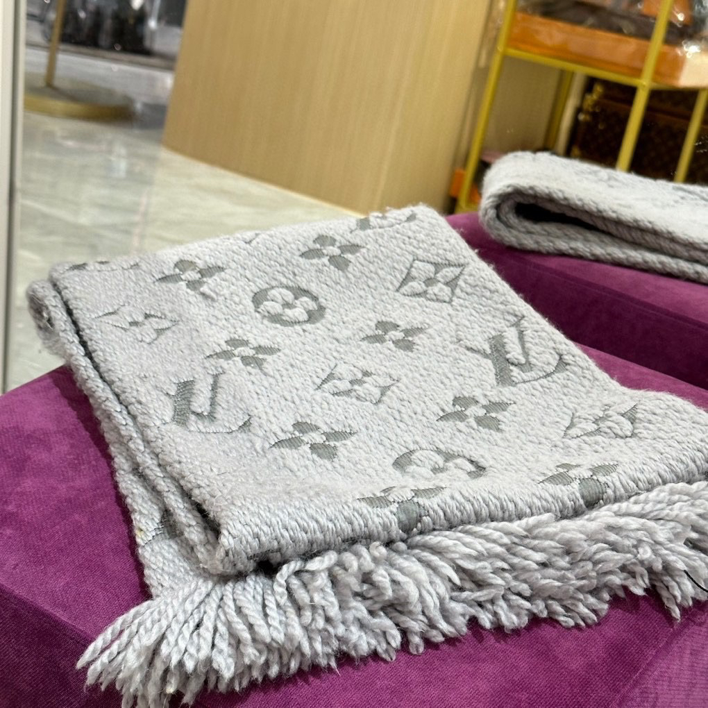99新 LouisVuitton/路易威登 2310096 灰色羊毛流苏围巾