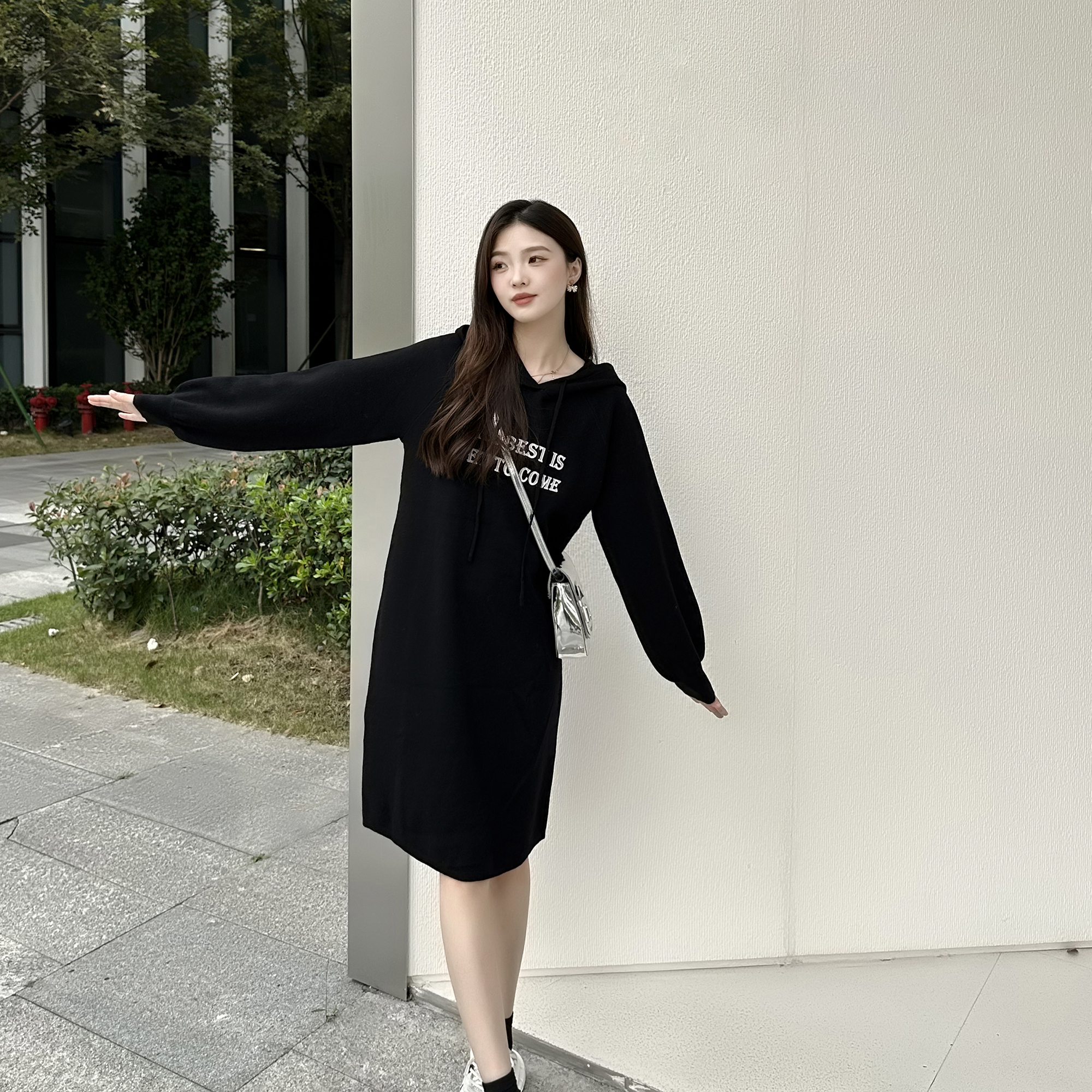 诗凡黎内搭黑色连帽连衣裙新款宽松直筒中长裙女7EA494051