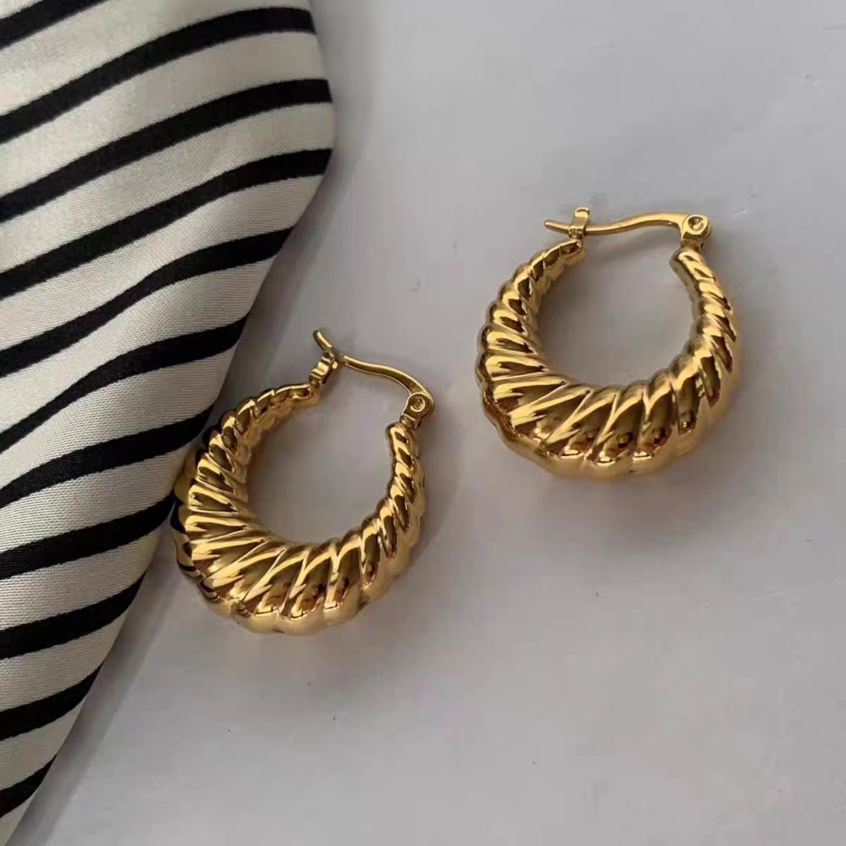 铜合金耳饰 a431新款欧美个性牛角包平替好物百搭耳饰