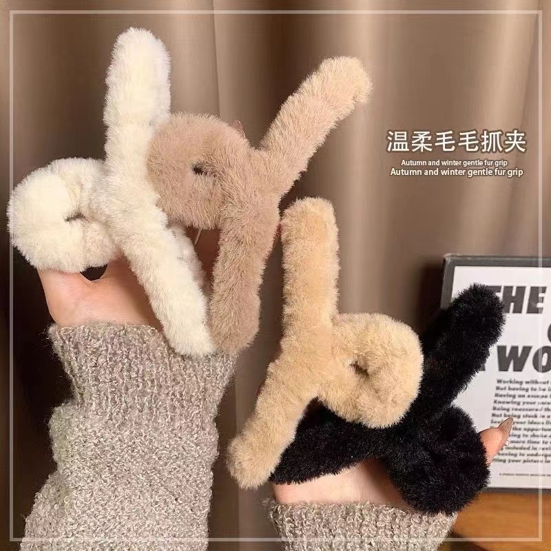 【3.9三个毛绒发卡】暖围巾配毛绒发卡抓夹超甜美风