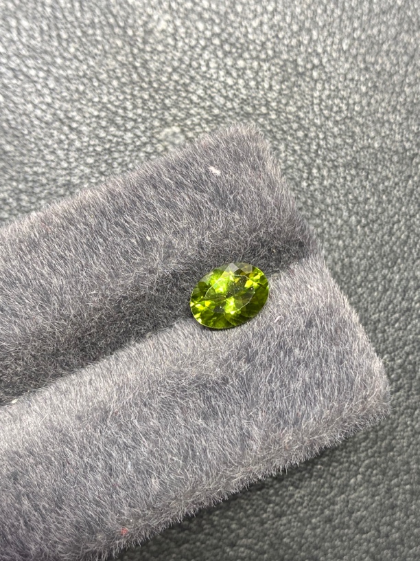 天然橄榄石，尺寸6×8mm，重1.4ct左右