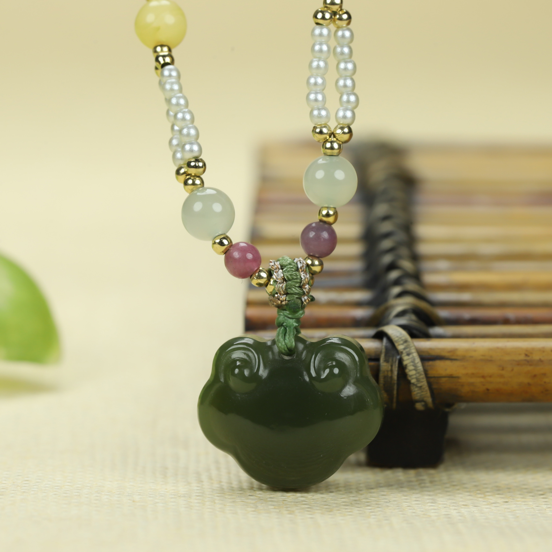 和田玉新疆若羌黄口料时尚百搭简约手工宝宝锁收藏级玉吊坠