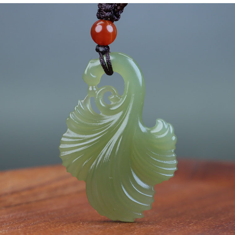 天然和田玉湖水绿银杏叶玉石挂件女性精美吊坠送朋友