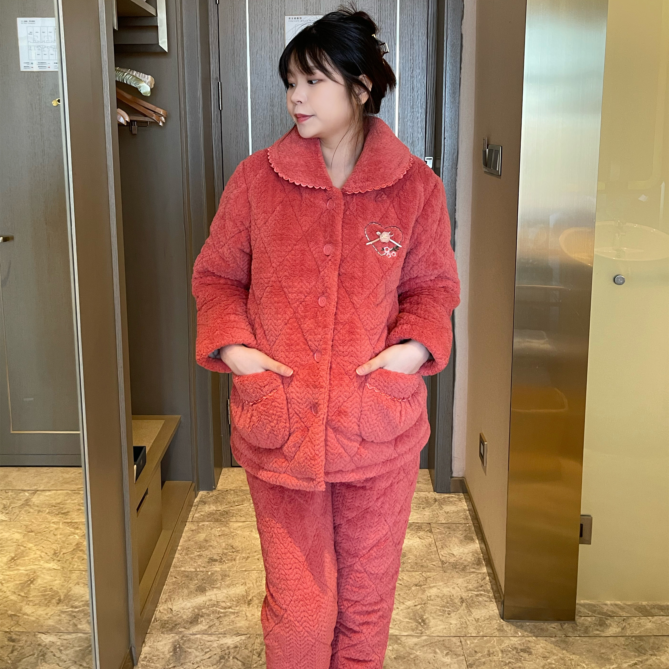 2025新款蛋糕绒三层夹棉女款套装加绒加厚冬季家居服套装睡衣女士