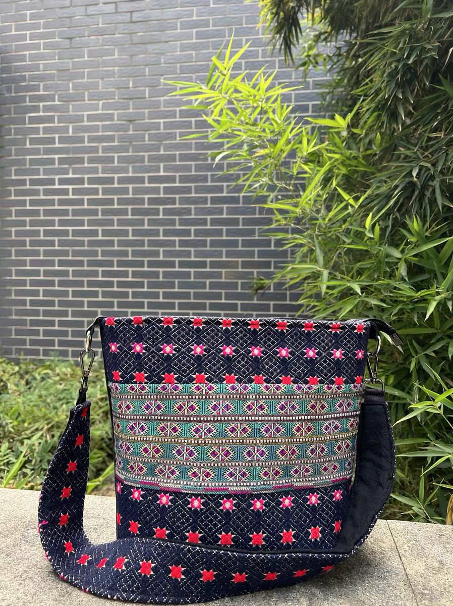 手工刺绣织锦单肩包