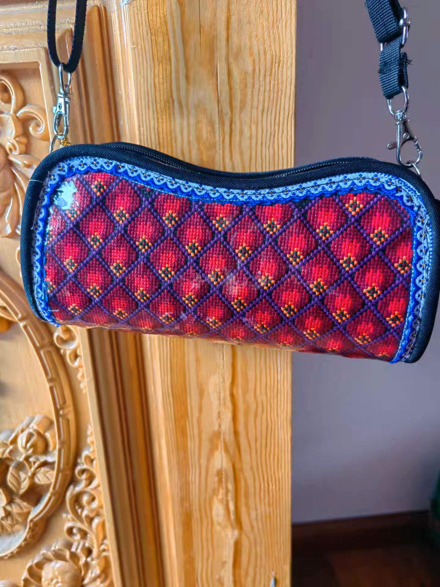 搭配金花服饰手工包包