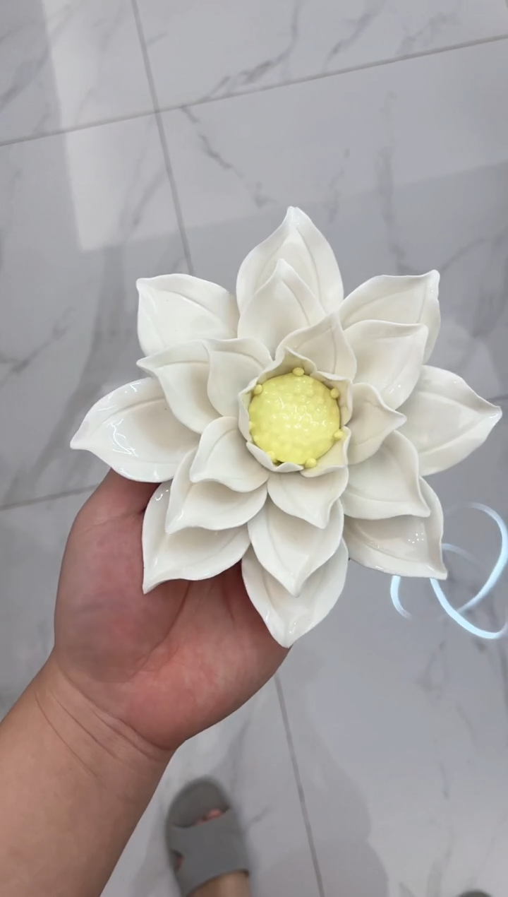 【闪购商品】瓷摆件15cm白色莲花黄心