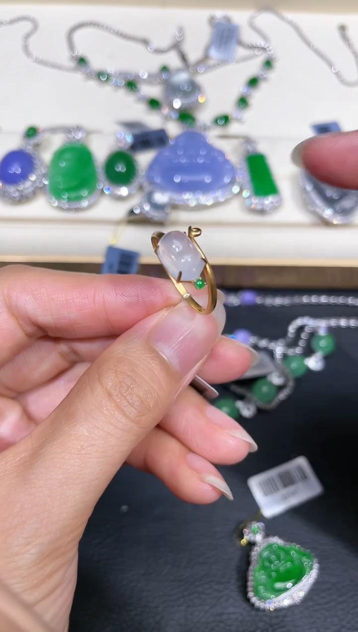 【闪购商品】定制翡翠18K金镶嵌猪猪戒指