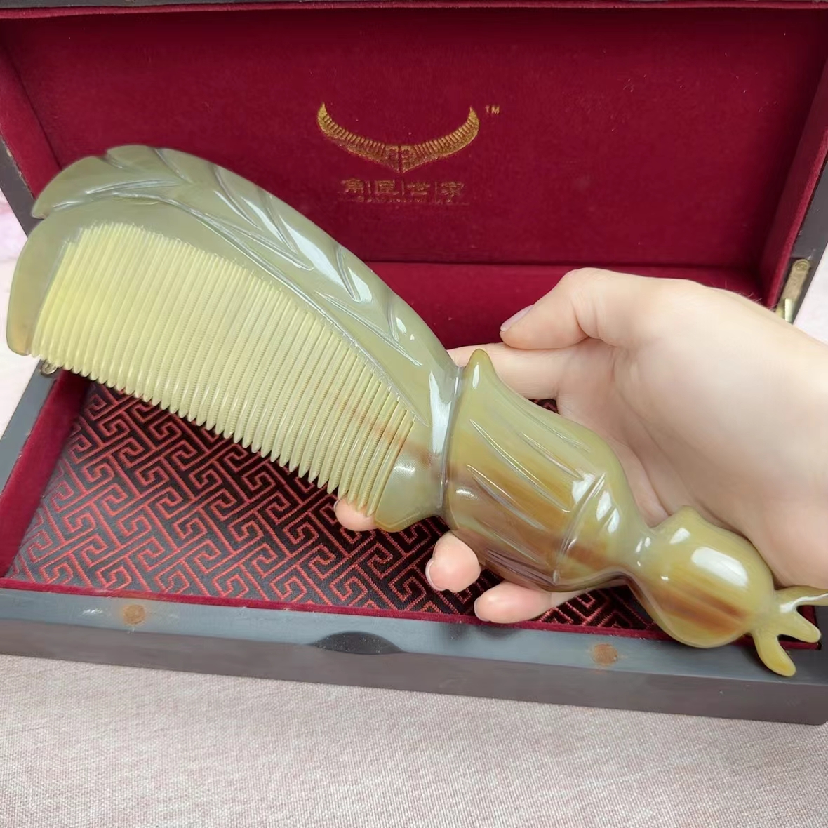 天然精品白牦牛角加厚加大雕花梳子送礼佳品生日定制免费刻字