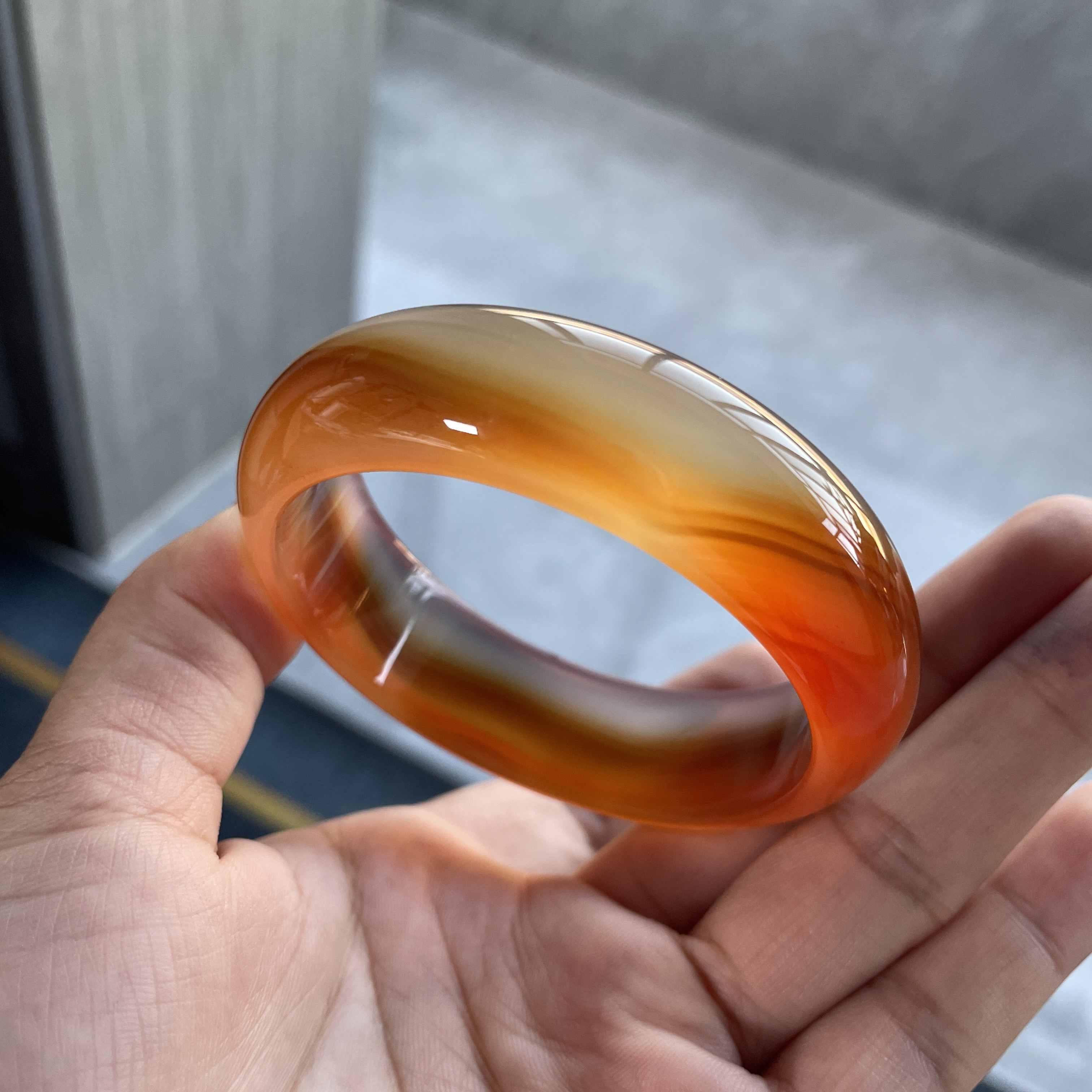 57口径天然玛瑙渐变冰透丝带腰缠万贯荧光手镯（310）