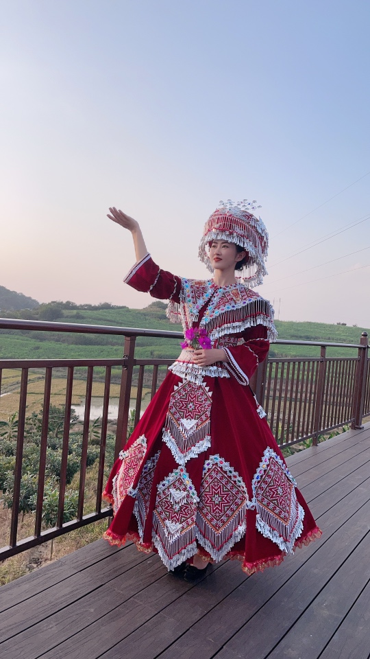 云南文山苗族服饰红色套装