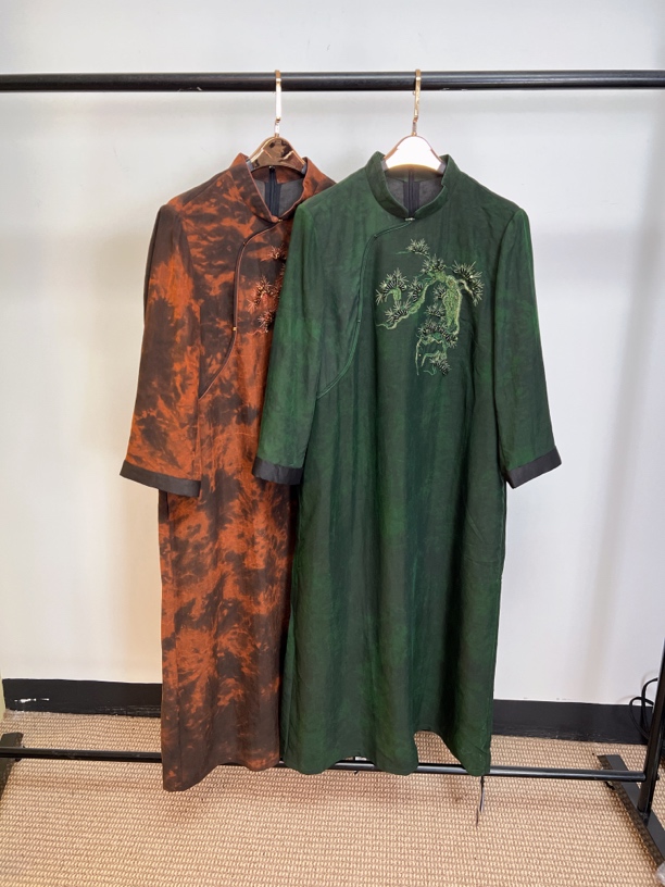 2024秋冬新款香云纱100桑蚕丝老料龟裂纹扎染新中式连衣裙