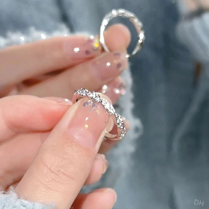 925银戒指 缠绕爱河碎钻戒指女小众级轻奢爆闪麻花开口银镀素戒潮