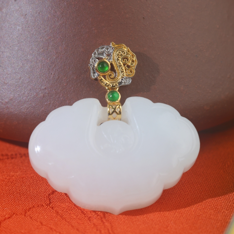 18K金镶和田玉白玉如意吊坠/多样性发其一