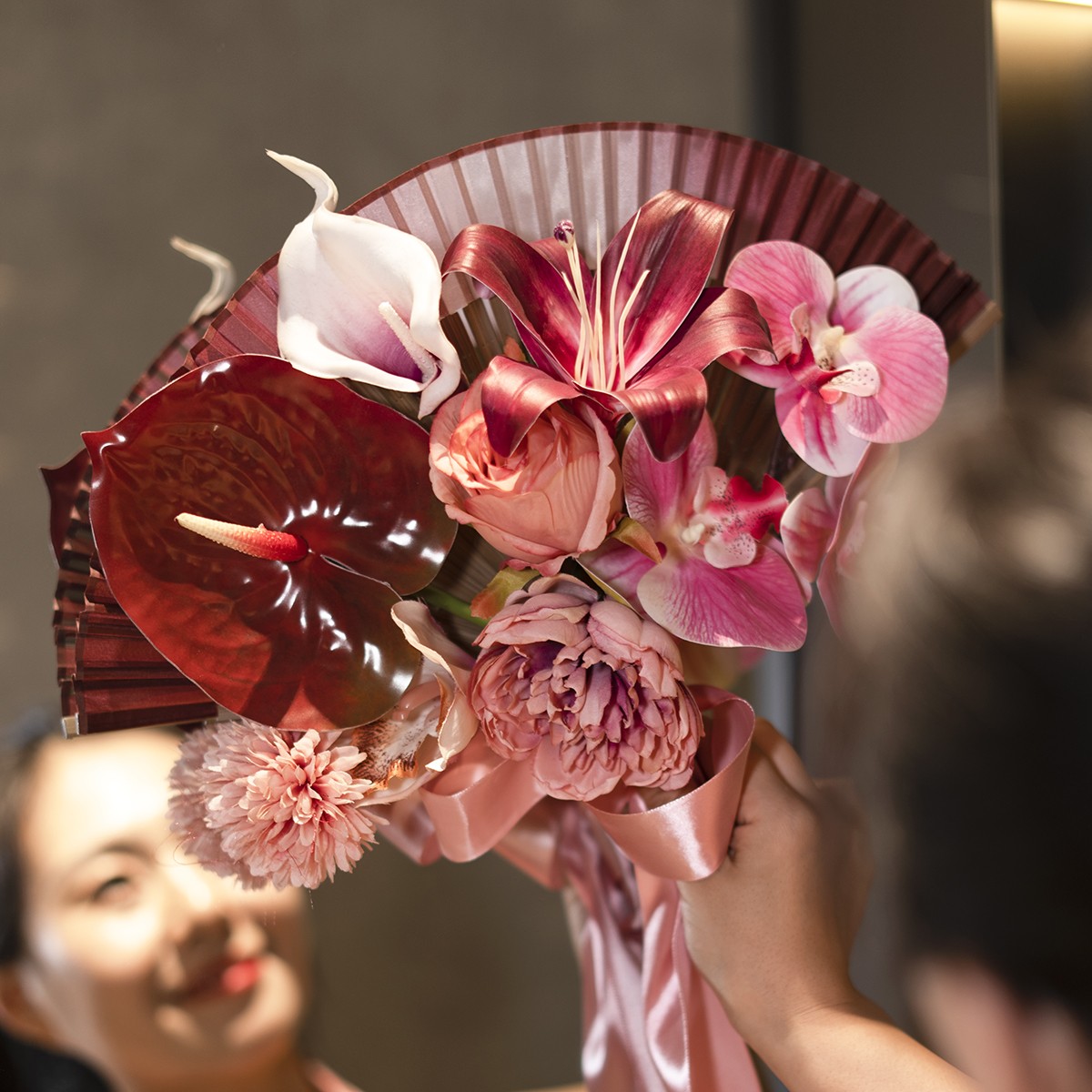 新娘折扇手捧仿真花小红书结婚礼订婚新中式花束成品秀禾出片搭配
