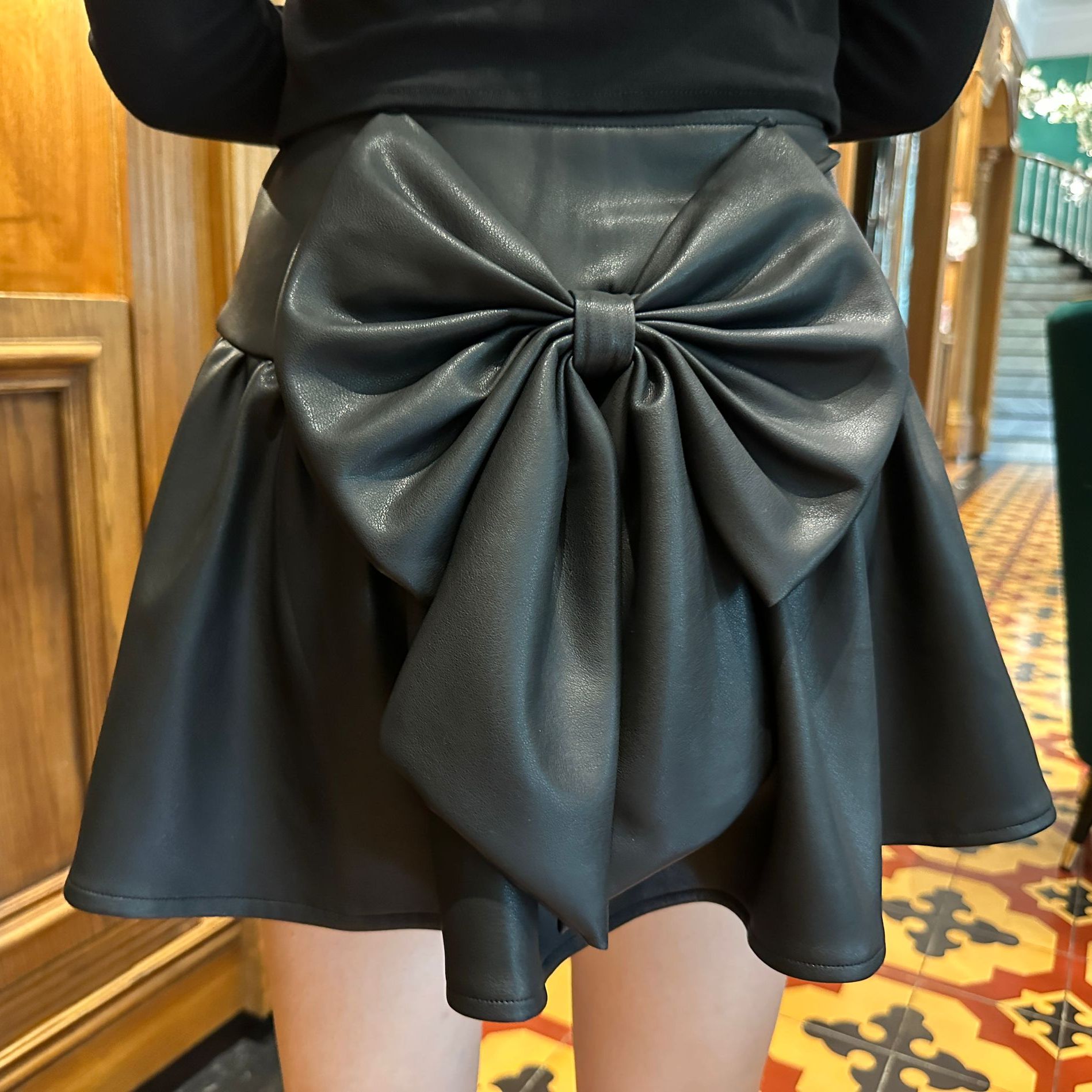 立体蝴蝶结大荷叶边拼接高腰皮短裙新显高显瘦半身黑色pu皮半身裙