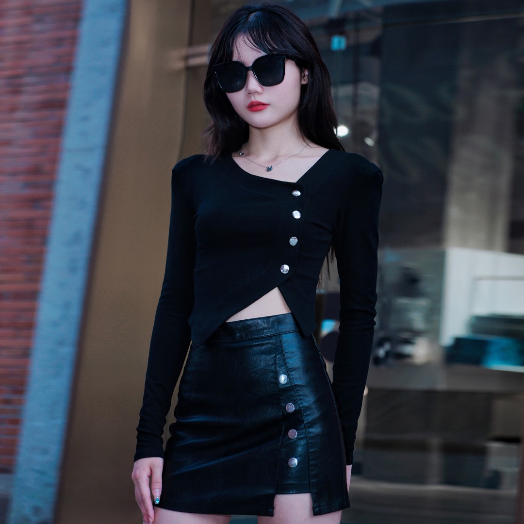 省心穿搭V领纽扣不规则弹力棉T恤女修身显瘦显瘦束腰时尚长袖上衣