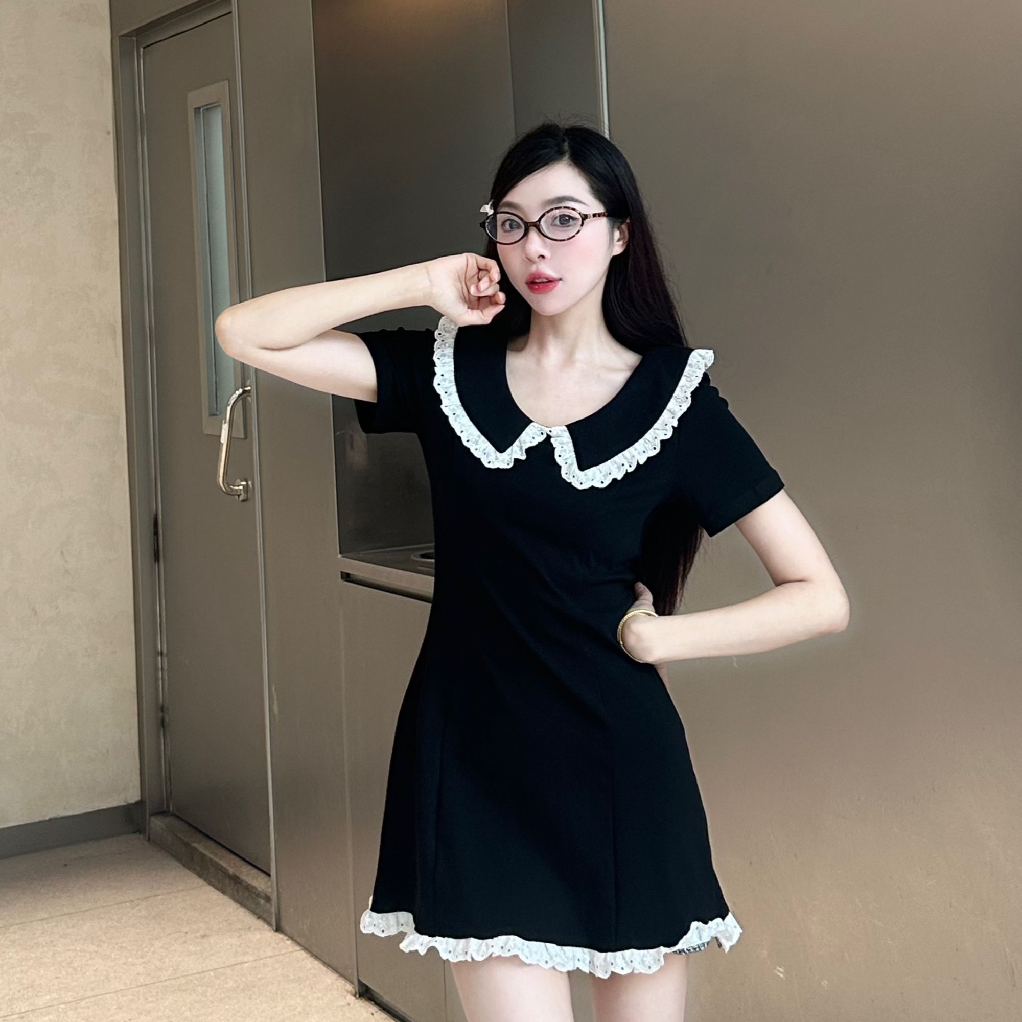 白花边装饰娃娃领弹力棉连衣裙显瘦收腰洋气小个子短袖包臀黑裙女