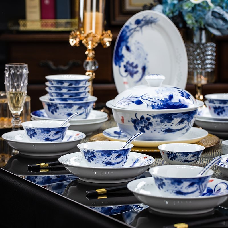 景德镇釉下彩骨瓷餐具新款青花陶瓷碗碟新款家用中式乔迁碗盘