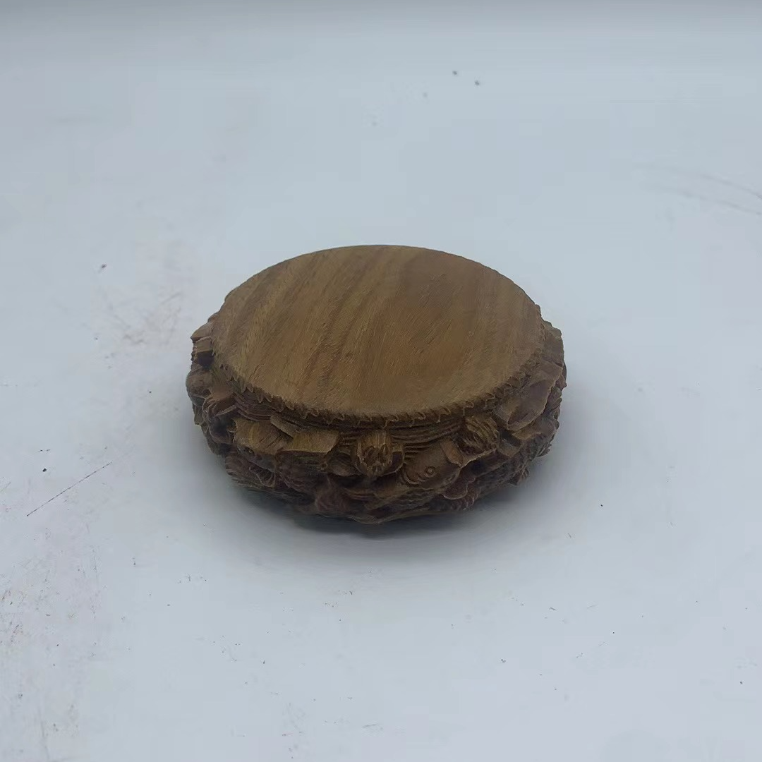 057 绿檀大号整木莲年有鱼圆底座
