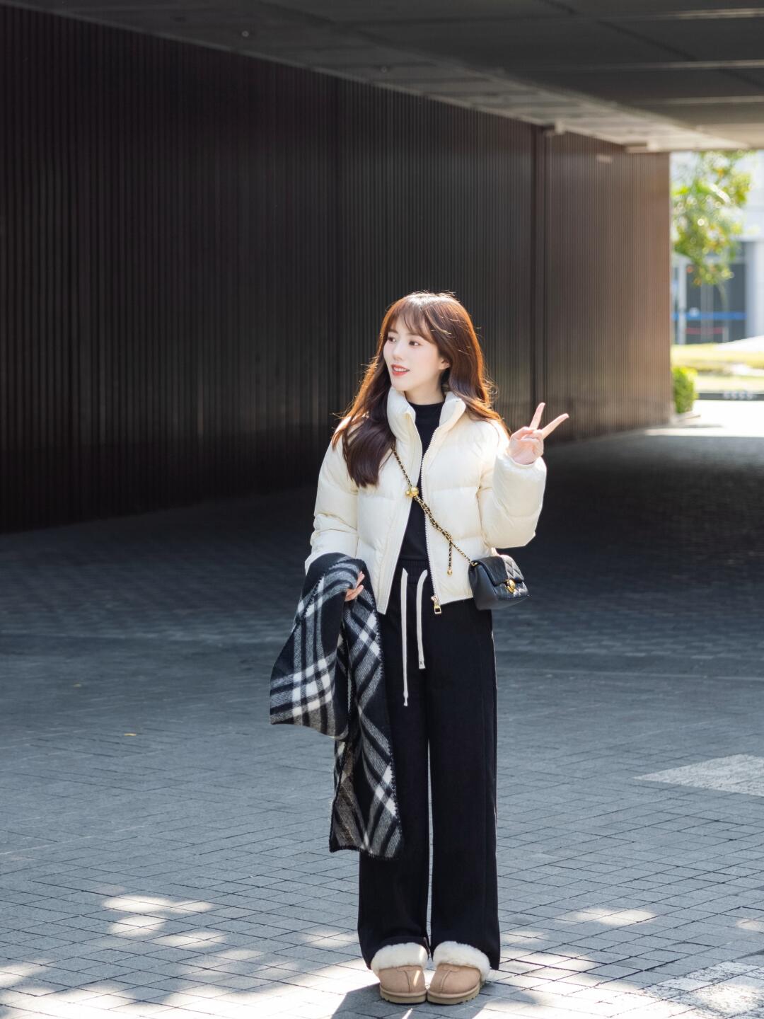 【早安日记】秋冬高级感时尚白色短款棉服搭配黑色打底衫休闲糯米裤