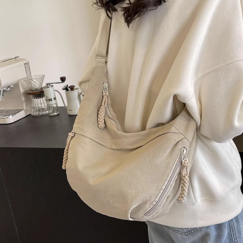 休闲饺子包高级质感大容量斜挎包包女2025新款上班专用通勤帆布包