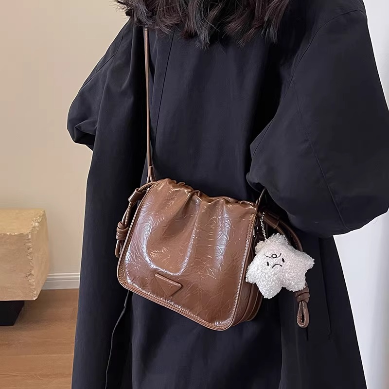高级感时尚复古小包包女2023新款百搭小方包ins洋气褶皱斜挎包潮