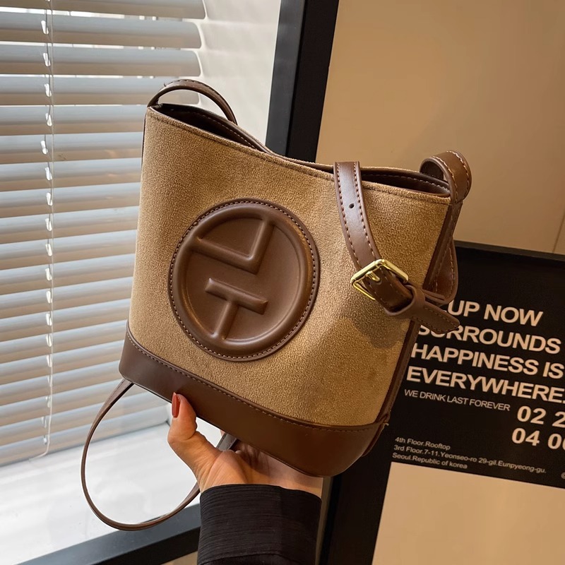 今年流行包包复古水桶包女2023新款秋冬高级质感单肩斜挎包小众