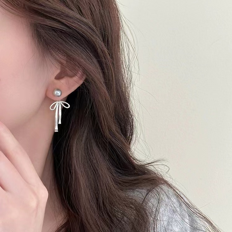 蝴蝶结-天然淡水珍珠耳钉（儿针为S925银，其余金属部位为合金材质）