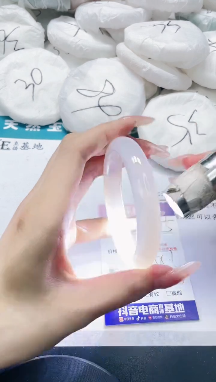【闪购商品】石英质玉手镯未镶嵌375/58.3