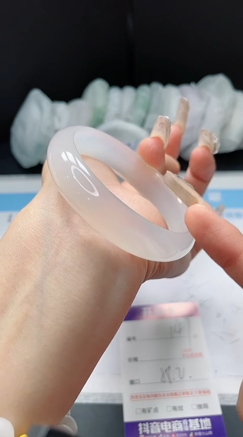 【闪购商品】石英质玉手镯未镶嵌147/58.2