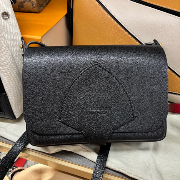 95新 BURBERRY/博柏利 黑色单肩包/香菜奢品/翻盖经典荔枝纹时尚