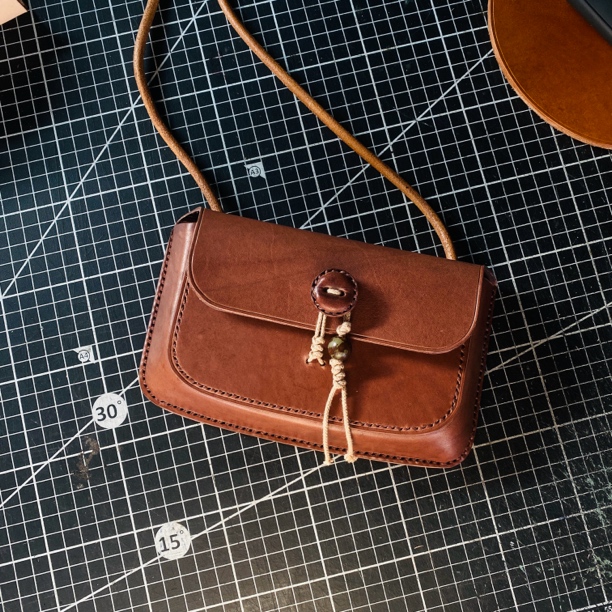 手工皮具手机包进口植鞣头层手拿包