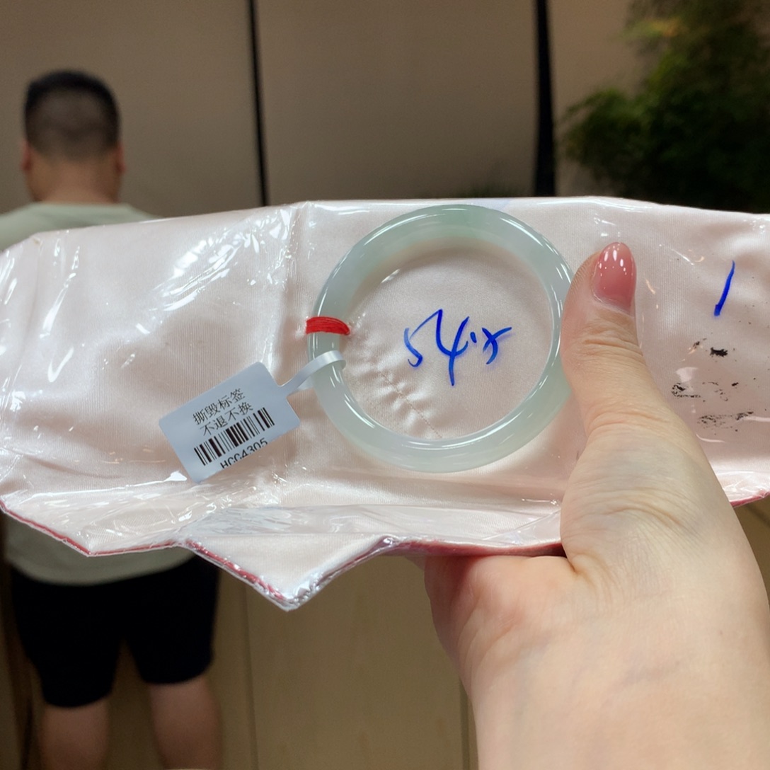 翡翠手镯未镶嵌不退不换
