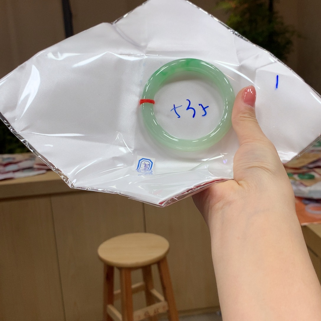 翡翠手镯未镶嵌不退不换