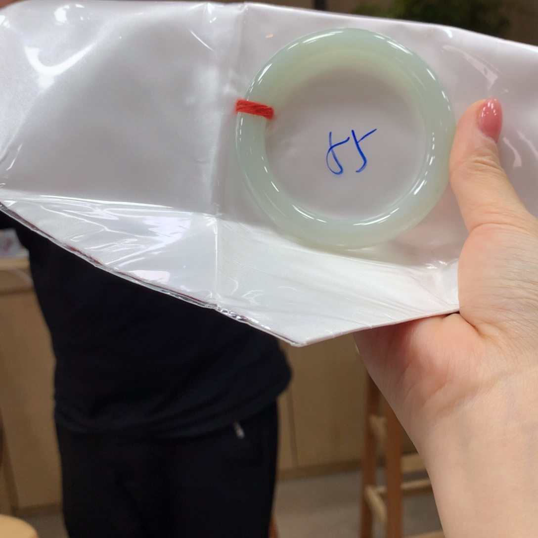 翡翠手镯未镶嵌不退不换