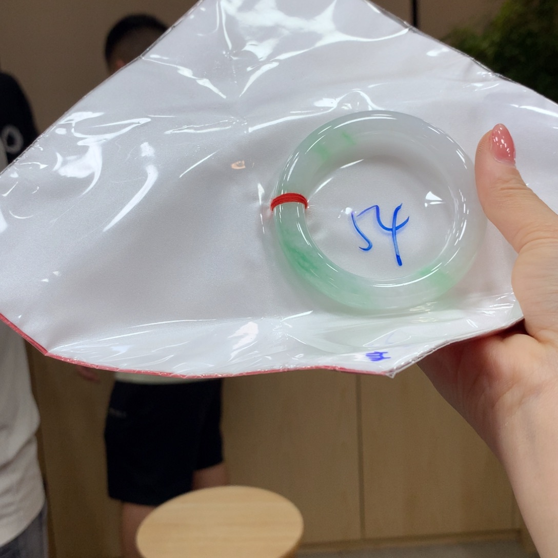 翡翠手镯未镶嵌不退不换