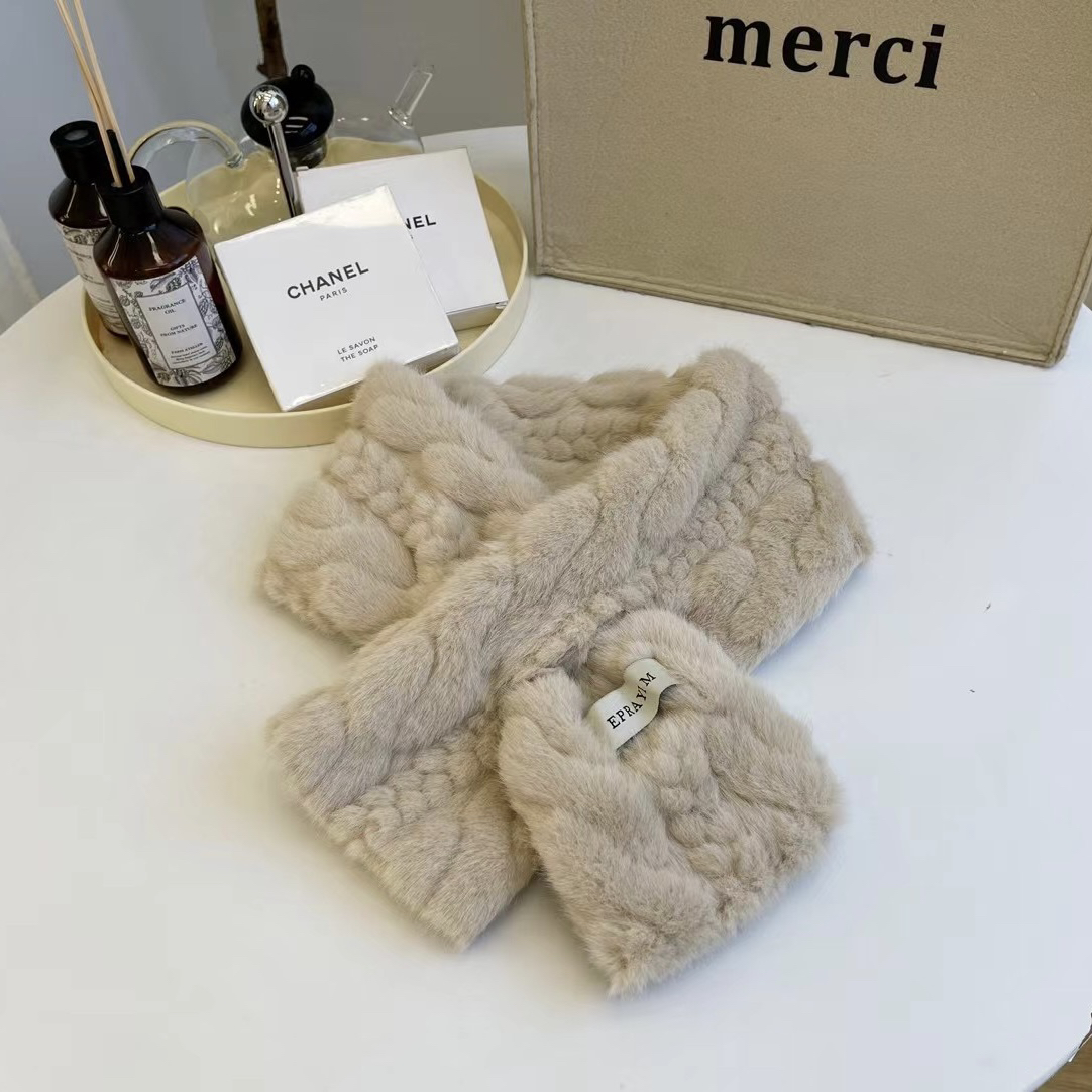 简约毛绒围巾秋冬保暖围脖加厚纯色冬款