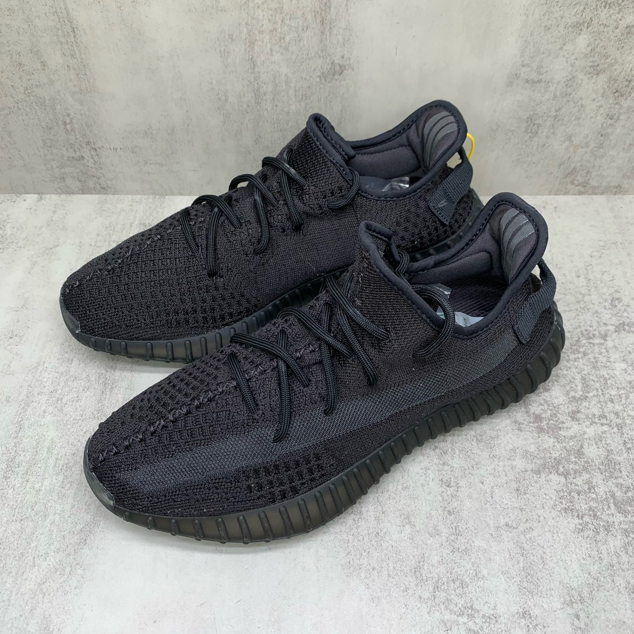 【秒价】Yeezy 350 黑武士 运动鞋/44码/编码11440/市场价1400