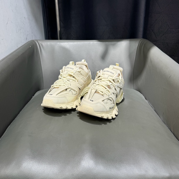38码 巴黎世家track 之前3599现在2799