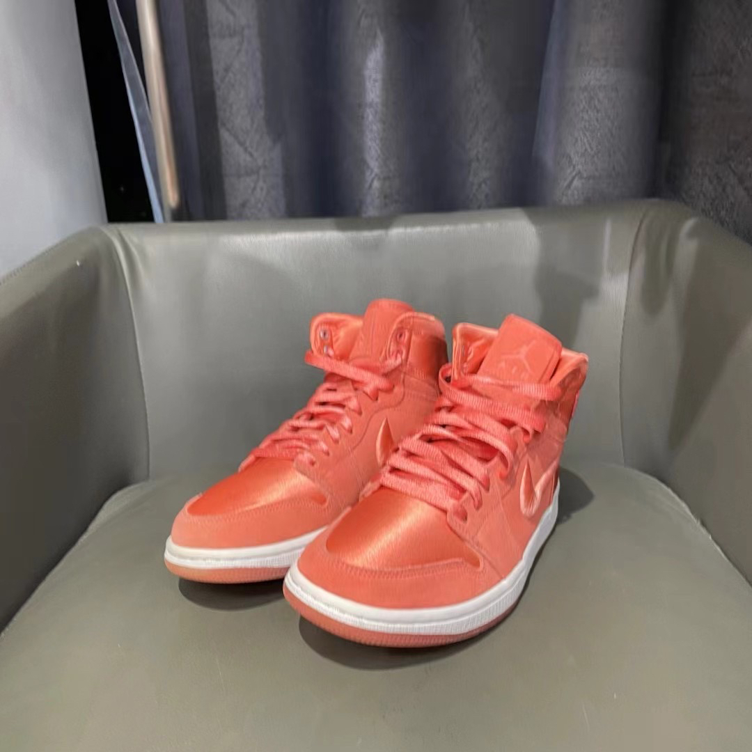 捡漏40.5码 Nike air Jordan 1 橙丝绸几乎全新699秒杀球鞋